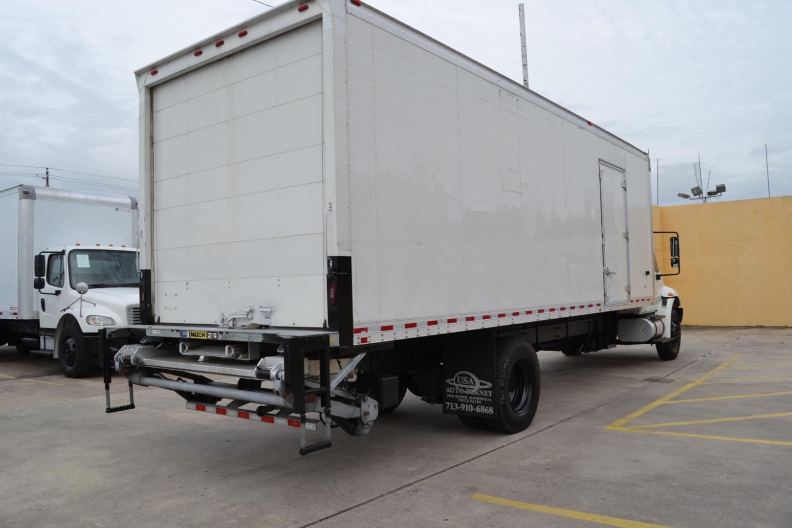 2018 WHITE /BLACK INTERNATIONAL 4300 with an CUMMINS ISB 6.7L 240HP engine, ALLISON 2500RDS AUTOMATIC transmission, located at 9172 North Fwy, Houston, TX, 77037, (713) 910-6868, 29.887470, -95.411903 - Photo#4